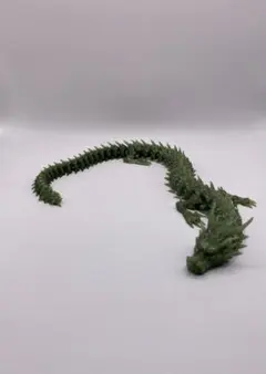 3Dプリントされた緑色の関節式ドラゴン