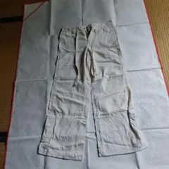 白に近いクリーム色カジュアルパンツ ウエストひも付きで調節出来ます。