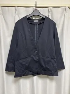 ノーカラーブラックジャケット