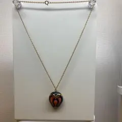 オレンジと青のハート型ネックレス