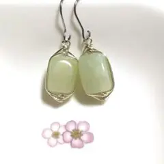 146✥天然石ピアス ネフライトピアス タンブル 薄色