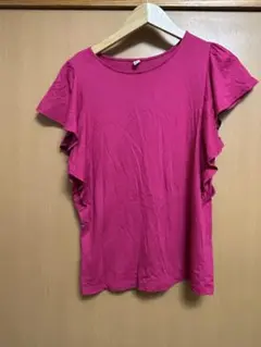 フリル付きピンクTシャツ