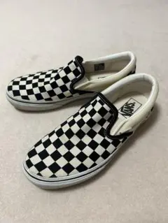 VANSのチェッカーパターンスリッポン　白×黒