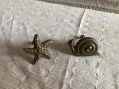 ヒトデ型とカタツムリ型の金属製アクセサリー 2個セット　真鍮