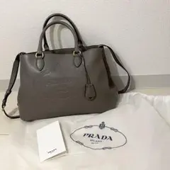 プラダ エンボス ロゴ グレージュ 2wayバッグ