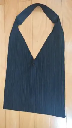 美品★黒いプリーツバック ボタン付き★