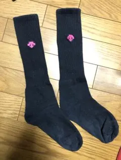 黒リブ編み長ソックス ピンクロゴ刺繍
