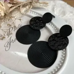 【再入荷♡】トリプルラウンドプレートピアス　大ぶりピアス　黒　スタイリッシュ