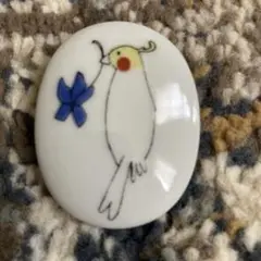 九谷焼　KUTANI SEAL 小鳥の陶器ブローチ（オカメインコ）