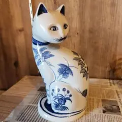 青と白の花柄 猫の置物