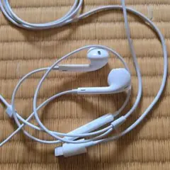 ホワイト 有線イヤフォン 音量調整付き
