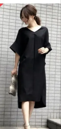 黒のVネック半袖ワンピース