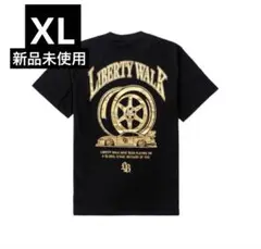 ゴールドプリントのグラフィックが特徴のLIBERTY WALKのブラックTシャツ