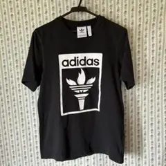 adidas ブラック Tシャツ ロゴ入り
