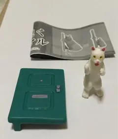 ドアから覗くアニマル 白ネコ