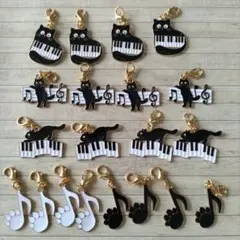 N31 黒猫とピアノ　音符のチャーム　カニカン付き【20個】