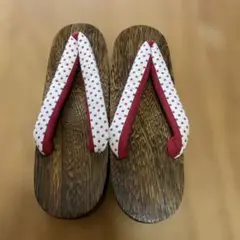 ⭐︎新品　未使用 伝統的な木製下駄 赤と白の水玉　汚れあり