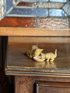 ドイツ 木彫り ミニチュア ミルクを飲む猫の親子 置物　猫　ネコ