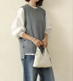 ニットベスト　サイドボタン付き　グレー