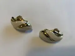 白と金色のストライプが入ったイヤリング