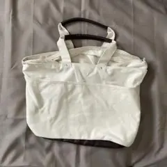 ホワイトとブラウンのトートバッグ