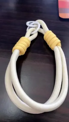 ナイロン製カーテンホルダー ホワイトとイエロー