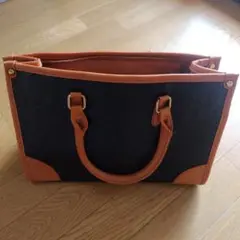 黒とオレンジのハンドバッグ