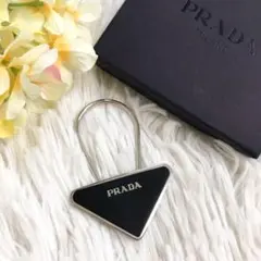 ✨ほぼ未使用✨プラダ 三角ロゴ キーホルダー チャーム M713 黒×シルバー