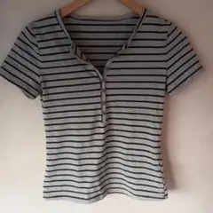 グレー ストライプ ボタン付きトップス