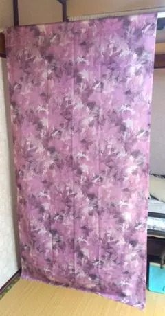 紫色とピンクの花柄カーテン
