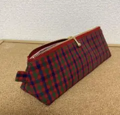 ペンケース　ポーチ　ハンドメイド　三角　容量あり　ファミリア風　赤　チェック