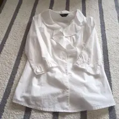 フリル付きホワイトシャツ 五分袖