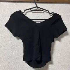 黒のVネック半袖トップス