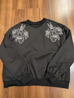 ブラック花柄刺繍トレーナー