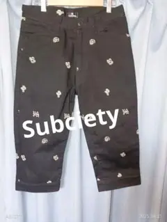 黒のスカル刺繍クロップドパンツ