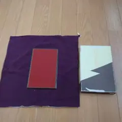 赤い布製の和風デザイン