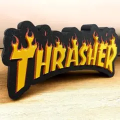 スラッシャー | Thrasherのロゴデザインの立体的なランプシェード。