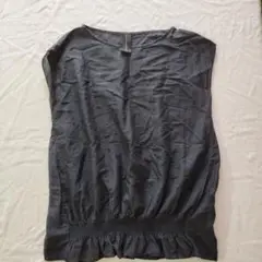 ニトカ　黒半袖 フリル裾 トップス