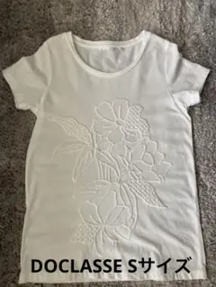 美品DOCLASSEドゥクラッセ刺繍入りTシャツSサイズ