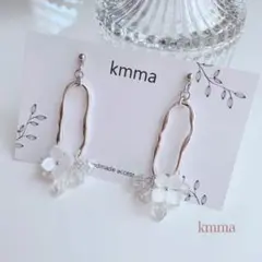 夏の涼しげクリアフラワー × ウェーブメタルピアス／イヤリング
