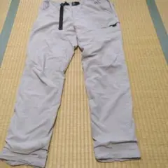 軽量ライトグレーアウトドアパンツ