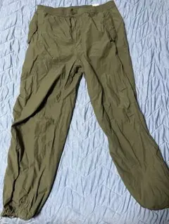 （美品）ユニクロ　パラシュートパンツ　オリーブ　Mサイズ