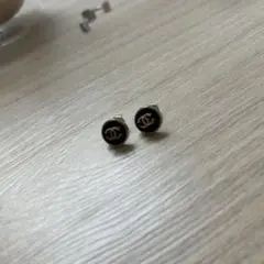 黒 ピアス