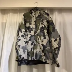 【新品】KUIU カモフラージュ ソフトシェルジャケット Lサイズ 新品】KUIU カモフラージュ ソフトシェルジャケット Lサイズ