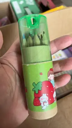 イチゴデザインの色鉛筆セット