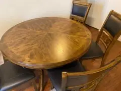 アメリカのテーブルu0026チェア4つ