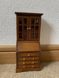 木製ミニチュアキャビネット ガラス扉付き