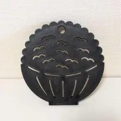 黒い金属製蚊取り線香ホルダー
