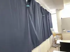 ネイビーとクリームの遮光カーテン