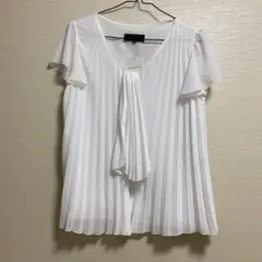 UNTITLED トップス　白　プリーツ